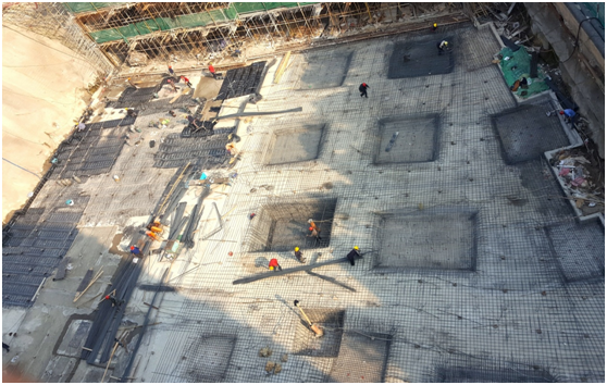 裙楼中段基础筏板钢筋施工中.